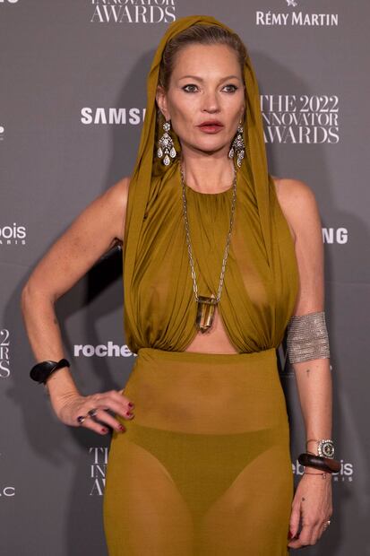 Kate Moss deja poco a la imaginación con vestido transparente y escote 'imposible'