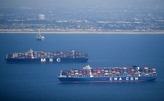 Continúa crisis en puertos del mundo; en riesgo suministros para Navidad