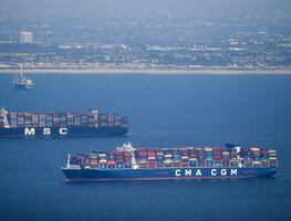 Continúa crisis en puertos del mundo; en riesgo suministros para Navidad