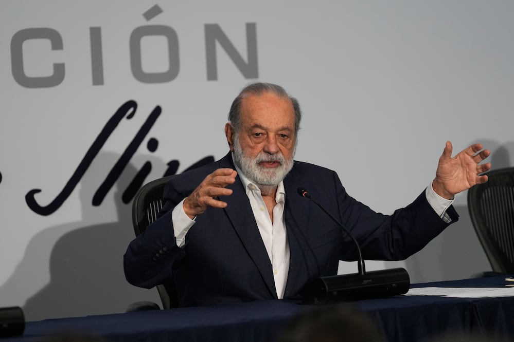 Carlos Slim rompe el silencio sobre el registro obligatorio de celulares y pide una “reestudiadita” al plan. (AP Photo/Marco Ugarte)