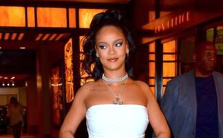 Rihanna conquista LA con look tropical y microfalda de mezclilla