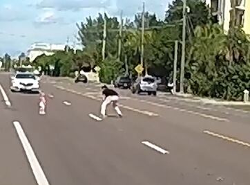 Salta de su auto y salva a dos niños de morir atropellados en Florida. VIDEO