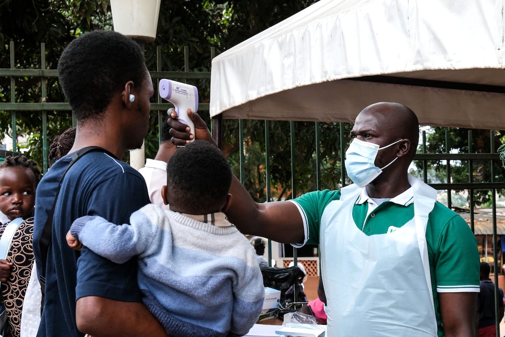 Epidemia de ébola deja a diez países africanos bajo amenaza, advierten. Foto: (AP Foto/Hajarah Nalwadda)
