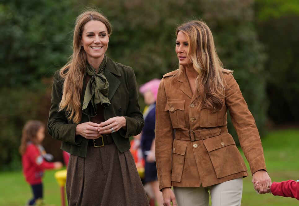 Melania Trump y Kate Middleton son el epítome de la moda; lucen en looks combinados en encuentro con scouts. Foto: AP