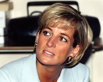Lady Di empujó a su madrastra por las escaleras tras un comentario sobre Carlos, revela libro