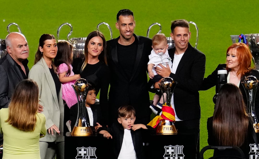 Sergio Busquets durante su despedida en el estadio del Camp Nou, en Barcelona. EFE / Enric Fontcuberta.