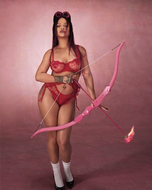 Rihanna modela atrevida en sesión fotográfica con lencería transparente de San Valentín. Foto: SavagexFenty via The Grosby Group