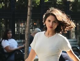 El vestido ceñido con el que Eiza González cautivó en Los Ángeles