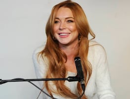 Lindsay Lohan 'enamora' con bikini azul durante luna de miel en Turquía