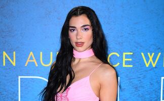 Dua Lipa conquista el Roskilde Festival con minivestido de lentejuelas 