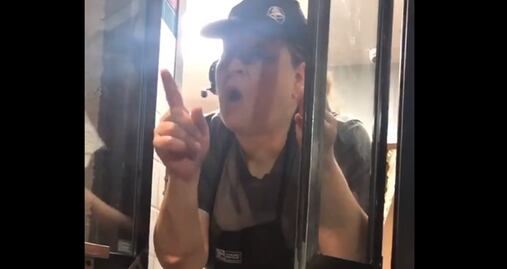 Video. Cajera insulta a cliente en Taco Bell por ser musulmán