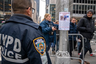 Asesinan al CEO de UnitedHealthcare, frente a un hotel de Nueva York. ¿Quién es?