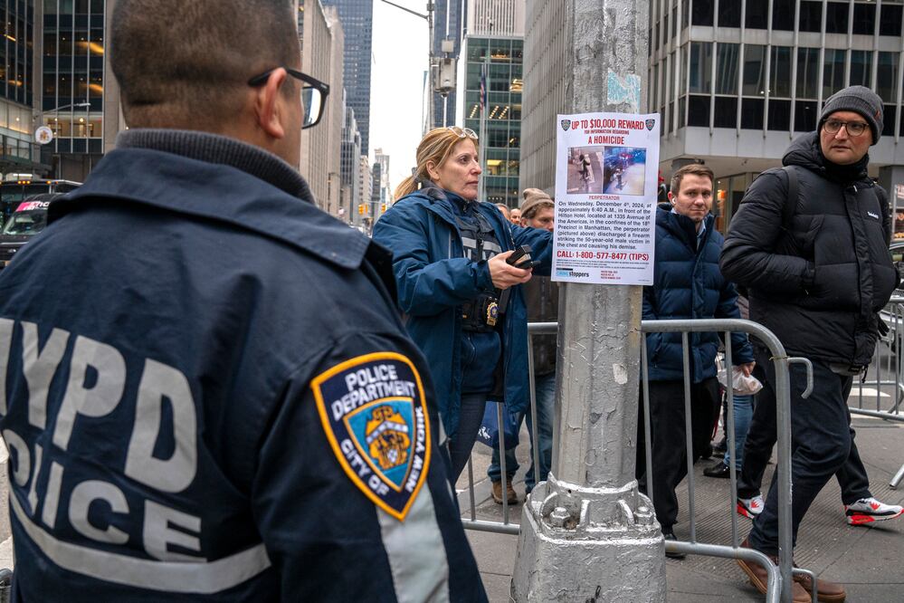 Asesinan al CEO de UnitedHealthcare frente a un hotel de Nueva York. EFE/ Ángel Colmenares