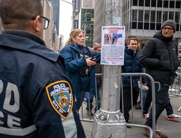 Asesinan al CEO de UnitedHealthcare, frente a un hotel de Nueva York. ¿Quién es?