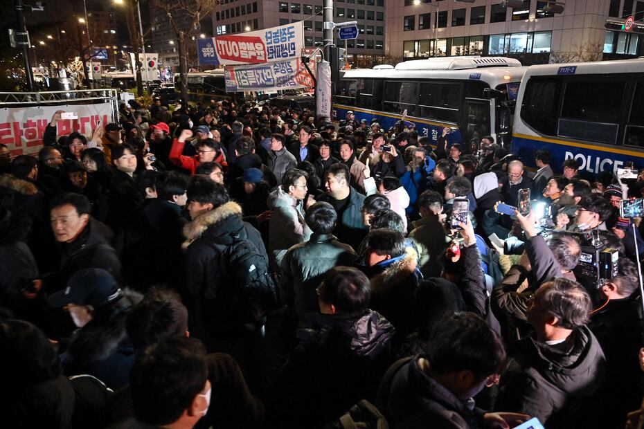 Miles de personas protestan contra la ley marcial frente a la Asamblea surcoreana (Photo by JUNG YEON-JE / AFP)