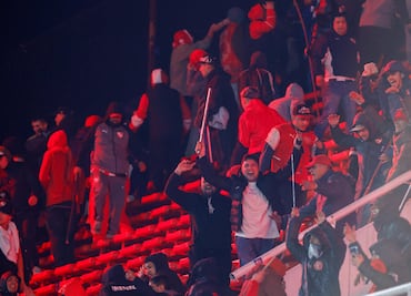 Violencia sin control: hinchas de Independiente agreden a la U de Chile; hay más de 20 heridos