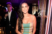 Demi Moore luce vestido guinda impresionante e irradia belleza a los 62 años