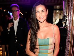 Demi Moore luce vestido guinda impresionante e irradia belleza a los 62 años