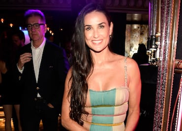 Demi Moore luce vestido guinda impresionante e irradia belleza a los 62 años