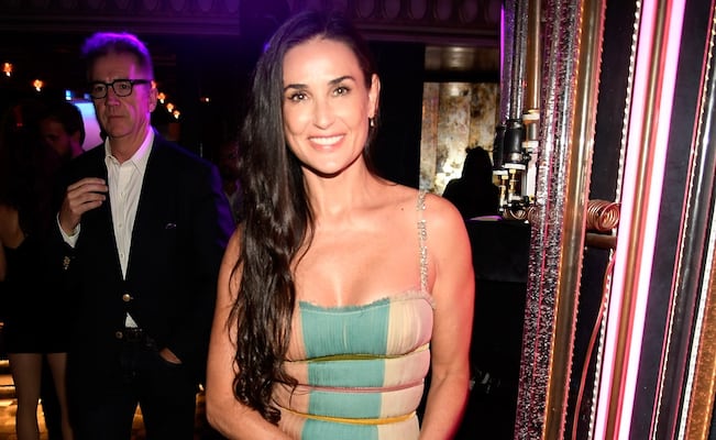 Demi Moore luce vestido guinda impresionante e irradia belleza a los 62 años
