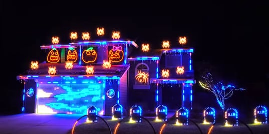 Con música de 'Stranger Things', crean show de Halloween en casa de California