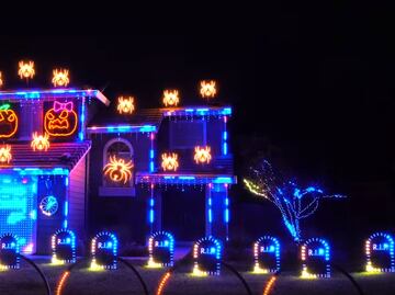 Con música de 'Stranger Things', crean show de Halloween en casa de California