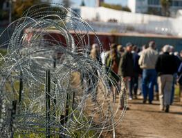 Supremo de Estados Unidos avala retirar el alambre que Texas colocó en la frontera con México