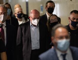 Allen Weisselberg, jefe financiero de la Organización Trump, se declara no culpable