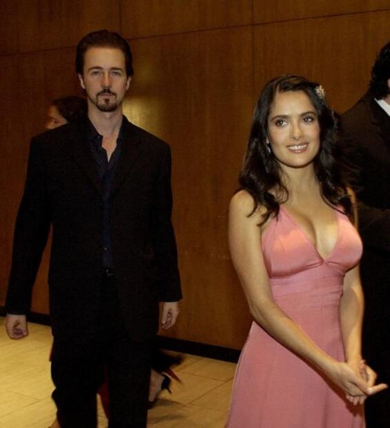 Salma Hayek conquista Instagram con vestido en ‘throwback'
