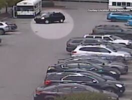 Hombre atropella intencionalmente a trabajadores que esperaban el autobús. VIDEO