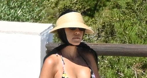 Kourtney Kardashian se luce con bikini durante vacaciones en Cerdeña
