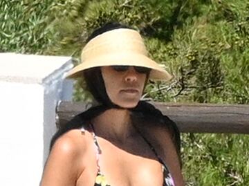 Kourtney Kardashian se luce con bikini durante vacaciones en Cerdeña