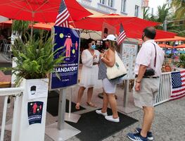 Por Delta, CDC recomendarán a vacunados usar cubrebocas en interiores