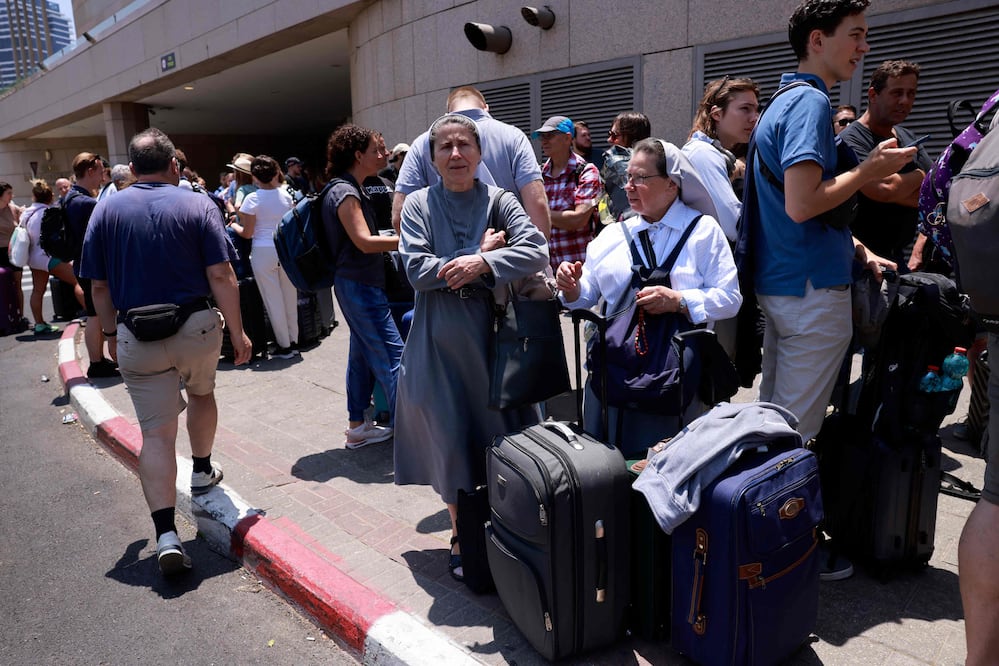 Crisis en Medio Oriente: países aceleran evacuaciones tras cierre del espacio aéreo por conflicto Irán-Israel. (Photo by Menahem KAHANA / AFP)