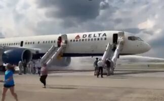 ¡Dramático! Pasajeros escapan de avión luego de que una de su llantas se incendió 