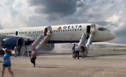 ¡Dramático! Pasajeros escapan de avión luego de que una de su llantas se incendió 