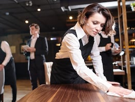 El trabajo que ofrece Disneyland con salario de 19.40 dólares por hora que puedes obtener sin estudios