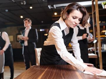 El trabajo que ofrece Disneyland con salario de 19.40 dólares por hora que puedes obtener sin estudios