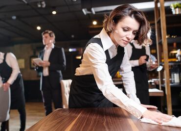 El trabajo que ofrece Disneyland con salario de 19.40 dólares por hora que puedes obtener sin estudios