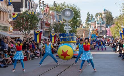 Organizan feria de empleo para Disneyland; estos son los trabajos disponibles