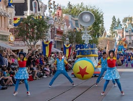 Organizan feria de empleo para Disneyland; estos son los trabajos disponibles