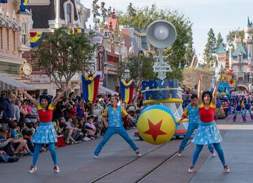 Organizan feria de empleo para Disneyland; estos son los trabajos disponibles