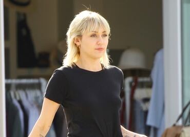 Miley Cyrus cautiva con look braless y leggings en Calabasas