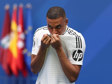 Kylian Mbappé desata la locura en su presentación como jugador del Real Madrid