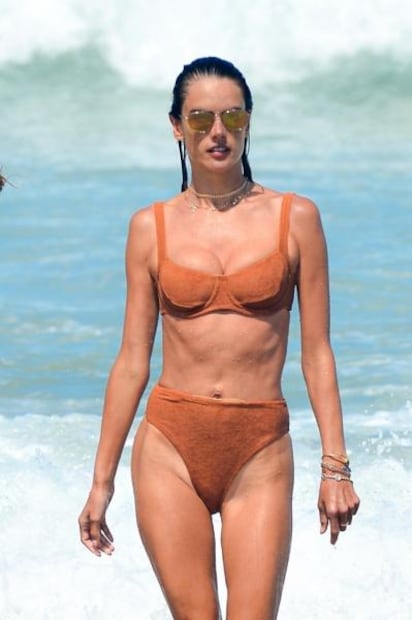 Alessandra Ambrosio cautiva con bikini de terciopelo en la playa
