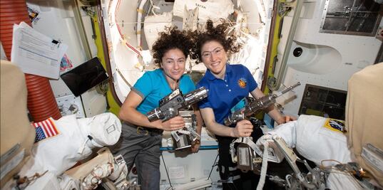 Mujeres estadounidenses realizan caminata espacial histórica