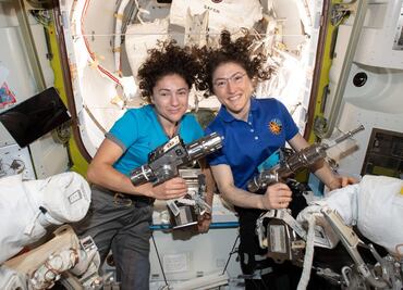 Mujeres estadounidenses realizan caminata espacial histórica