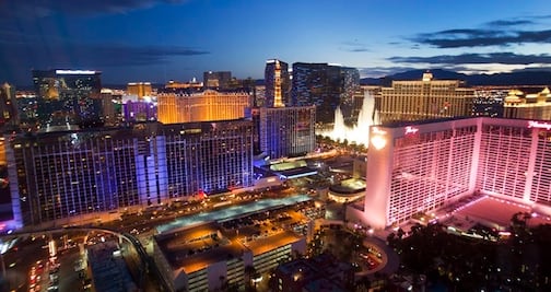 Emociónate en la tirolesa que atraviesa Las Vegas Strip