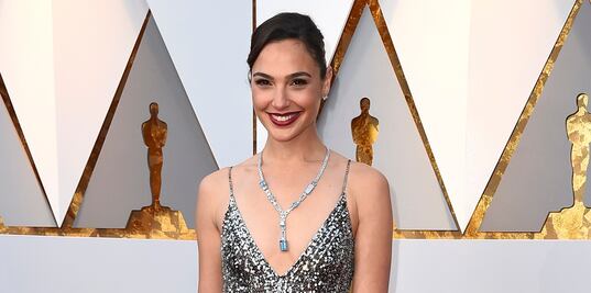 Gal Gadot cautiva con vestido de red en CCXP de Brasil 