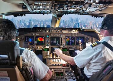 Piloto que intentó apagar los motores de avión en pleno vuelo consumió hongos psicodélicos